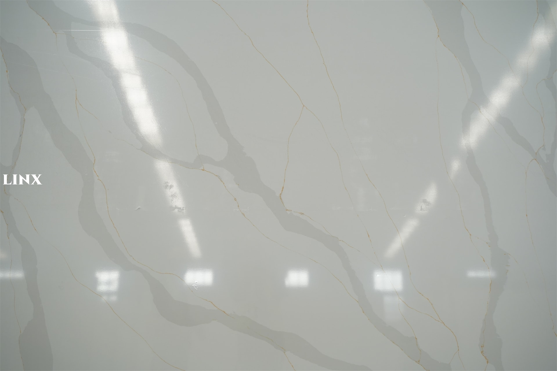 LX0012 CALACATTA GOLD QUARTZ STONE CLOSE UP 1 LINX SURFACES