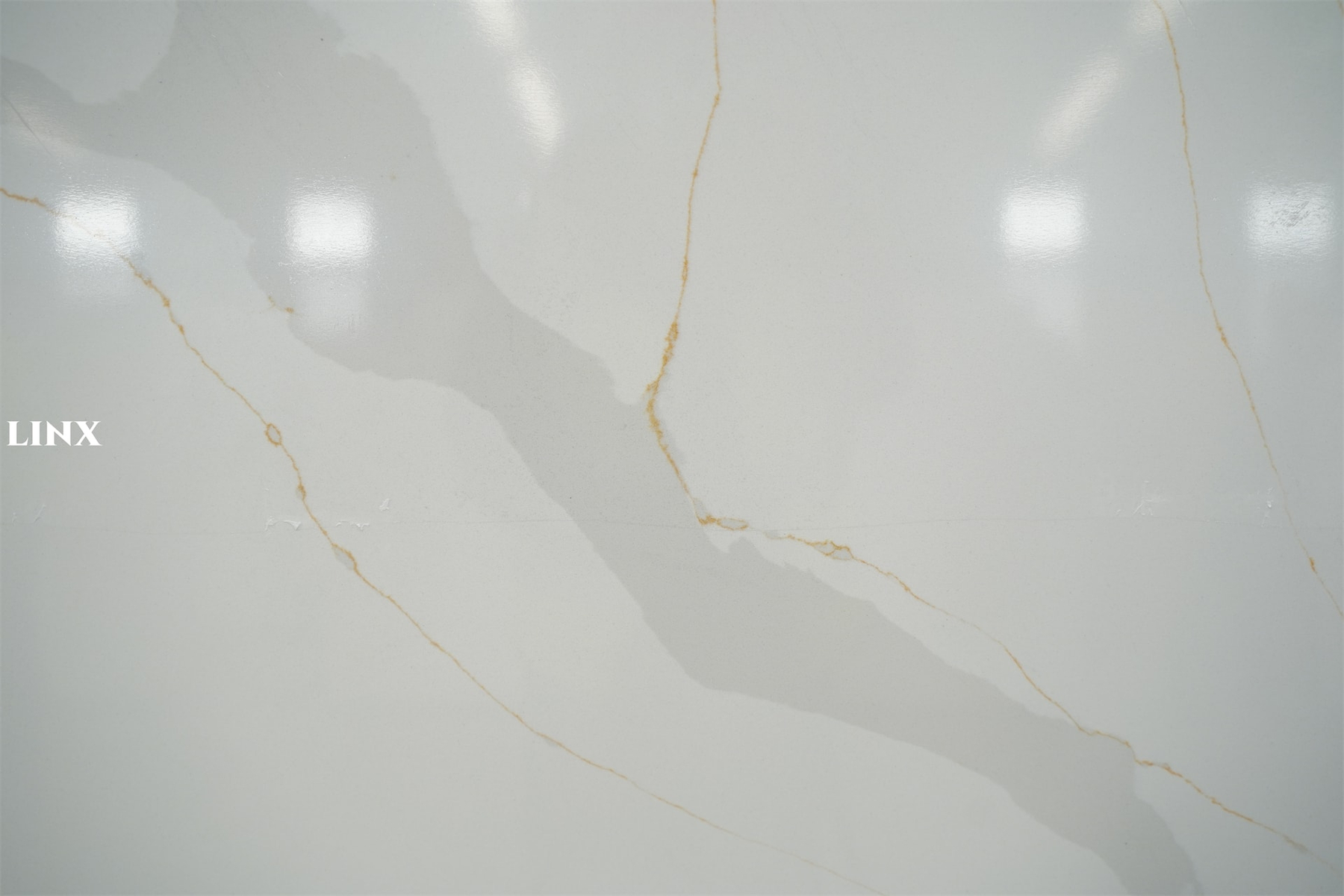 LX0012 CALACATTA GOLD QUARTZ STONE CLOSE UP 2 LINX SURFACES