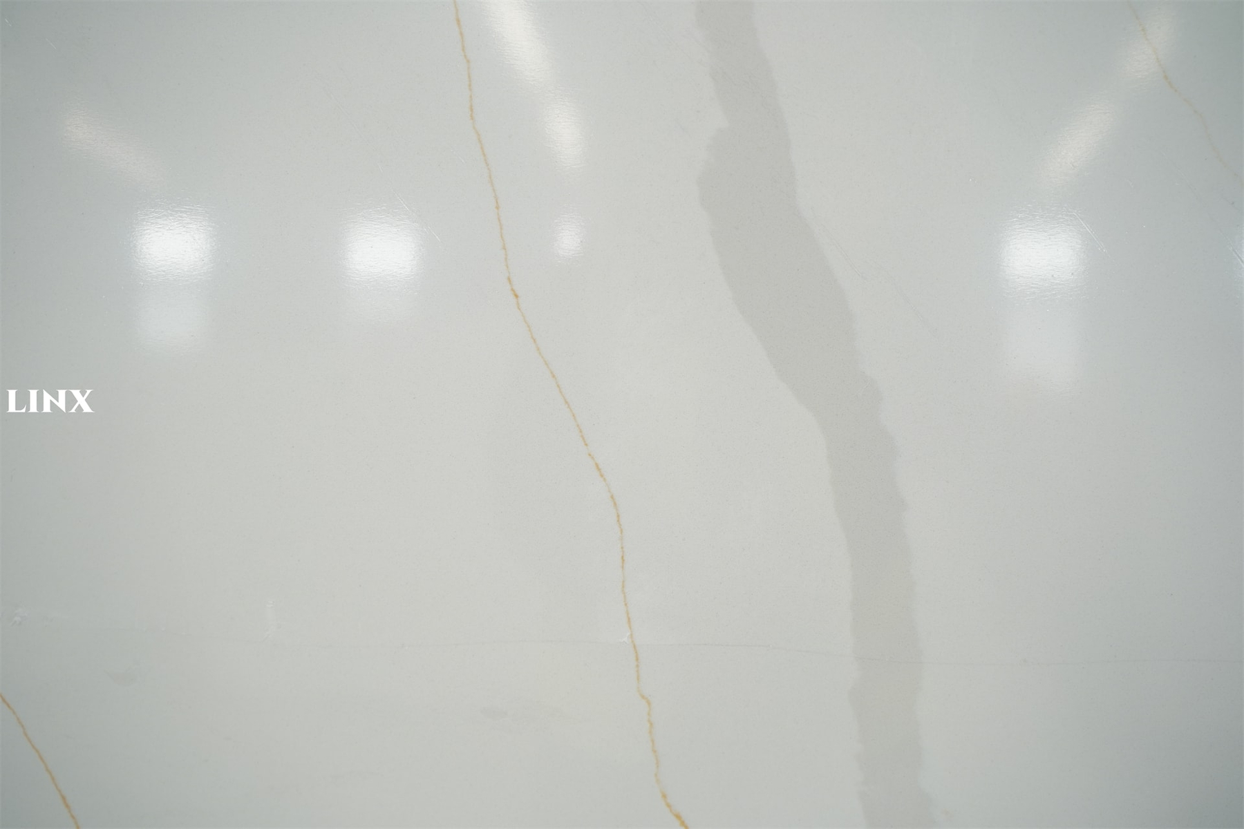 LX0012 CALACATTA GOLD QUARTZ STONE CLOSE UP 3 LINX SURFACES