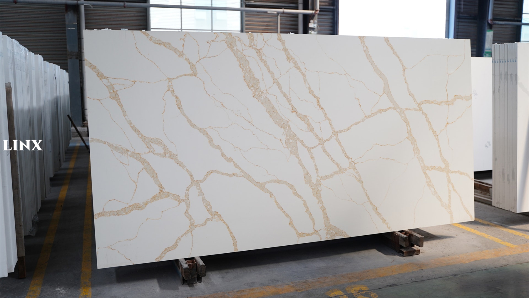 LX002 CALACATTA GOLD QUARTZ STONE 1 LINX SURFACES