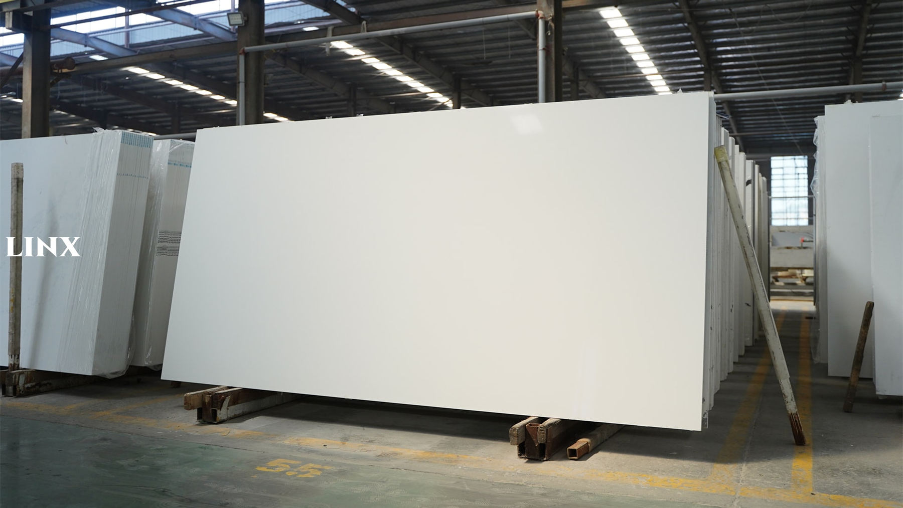 LX1000 PURE WHITE QUARTZ STONE INDOOR PIC 3 LINX SURFACES