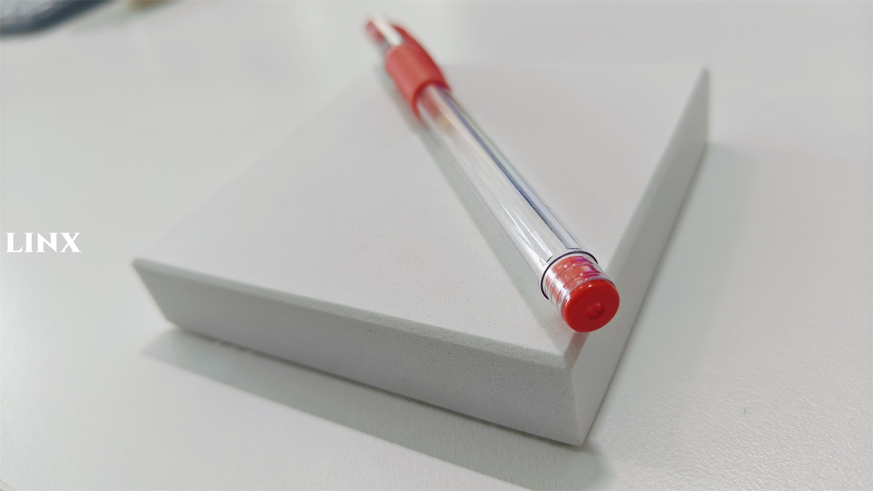 LX1000 PURE WHITE QUARTZ STONE SAMPLE 3 - LINX SURFACES