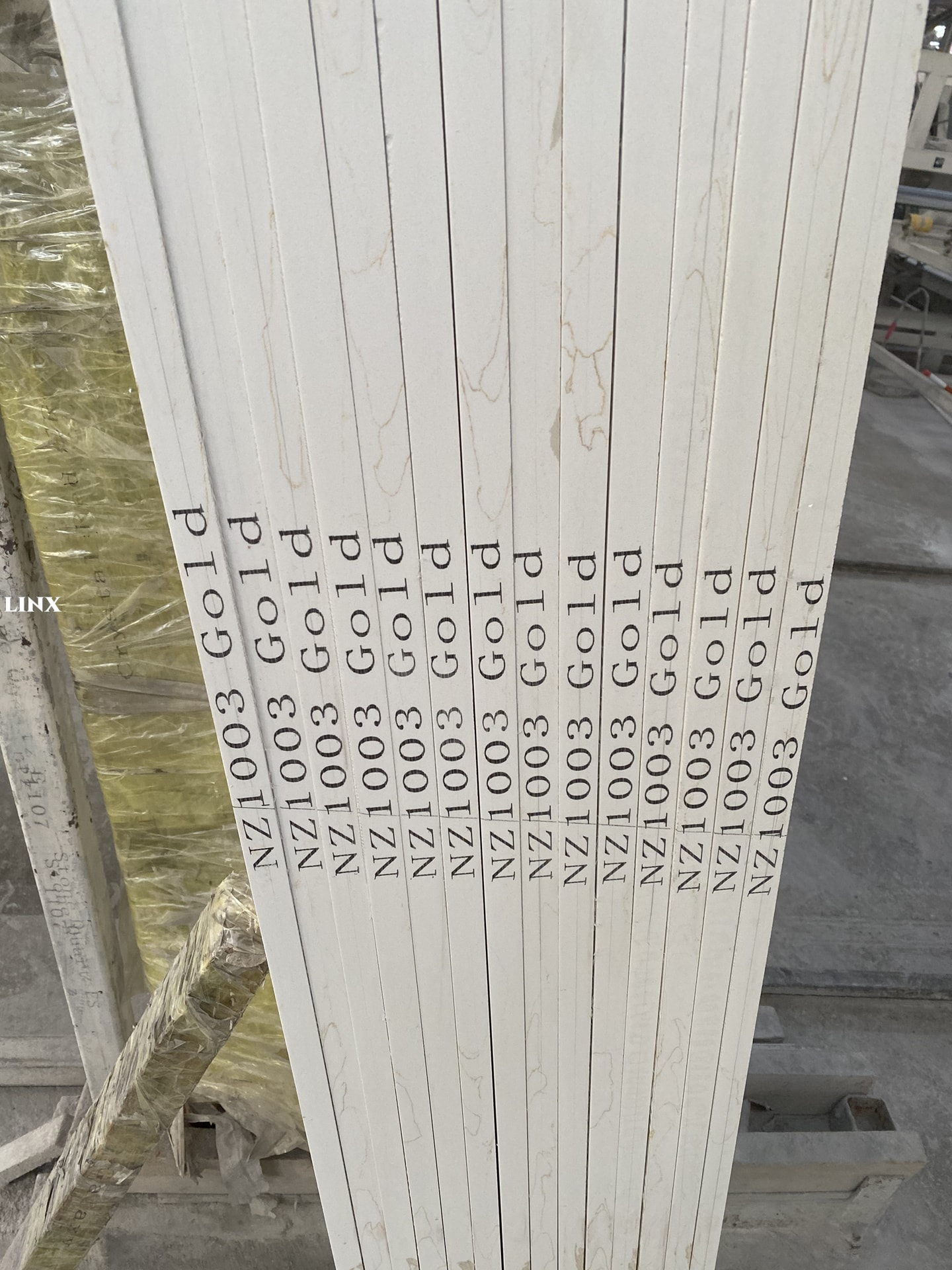 LX1003 CALACATTA GOLD QUARTZ STONE CLOSE UP 1 LINX SURFACES