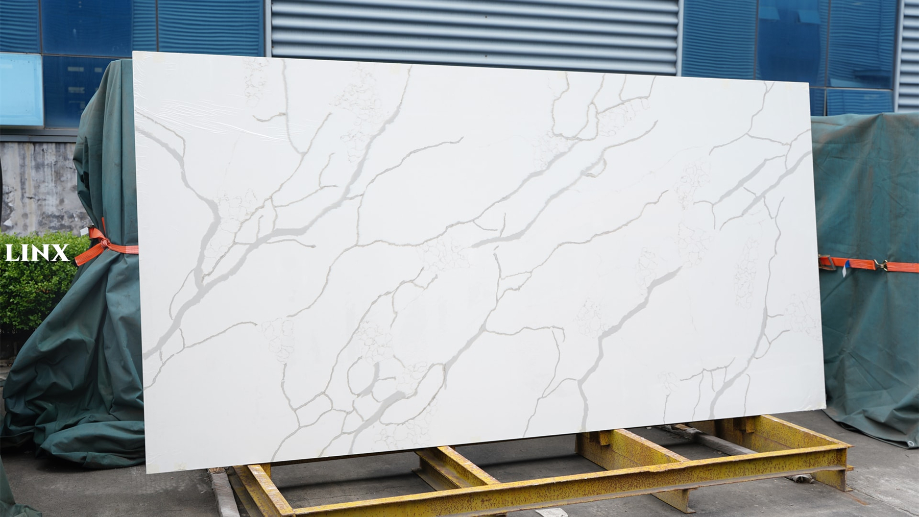 LX1003 CALACATTA WHITE QUARTZ STONE 1 LINX SURFACES