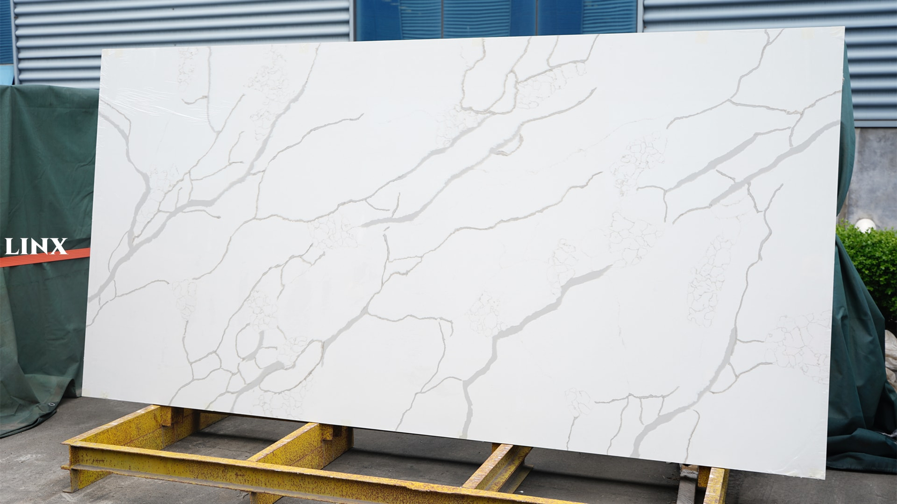 LX1003 CALACATTA WHITE QUARTZ STONE 2 LINX SURFACES