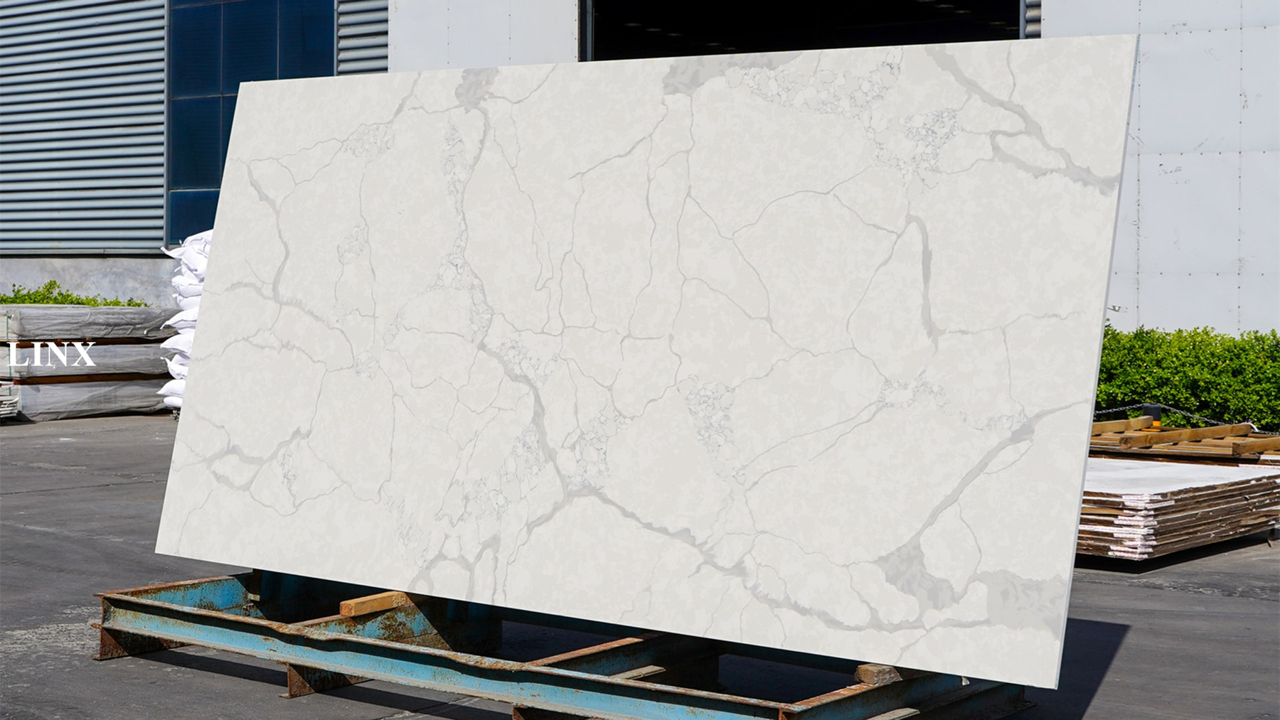 LX1016 CALACATTA QUARTZ STONE 2 LINX SURFACES