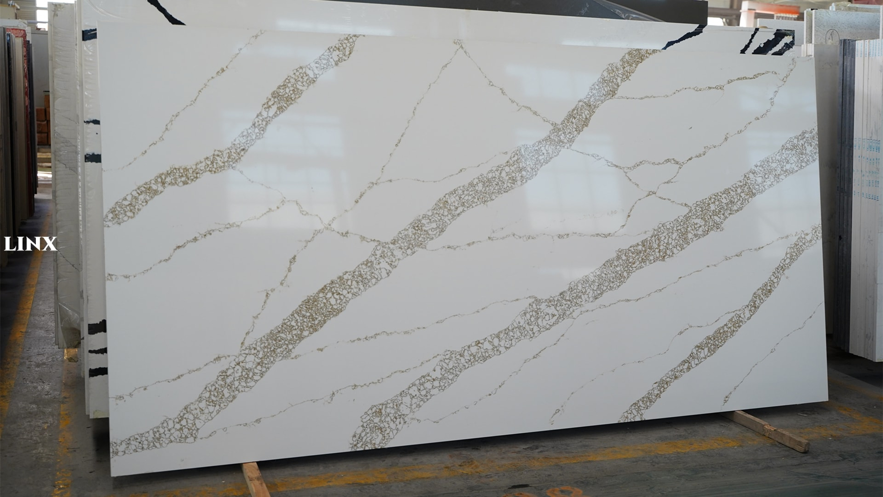 LX102 CALACATTA WHITE QUARTZ STONE 1 LINX SURFACES