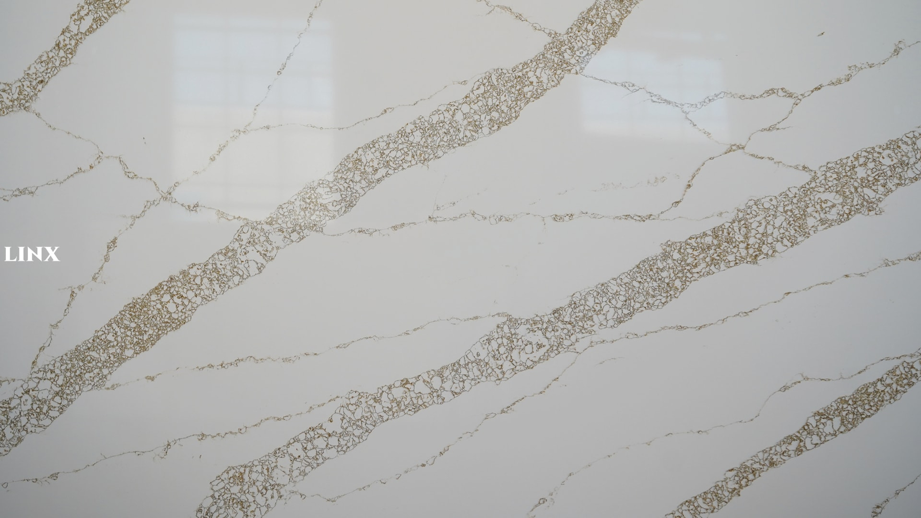 LX102 CALACATTA WHITE QUARTZ STONE CLOSE UP 1 LINX SURFACES