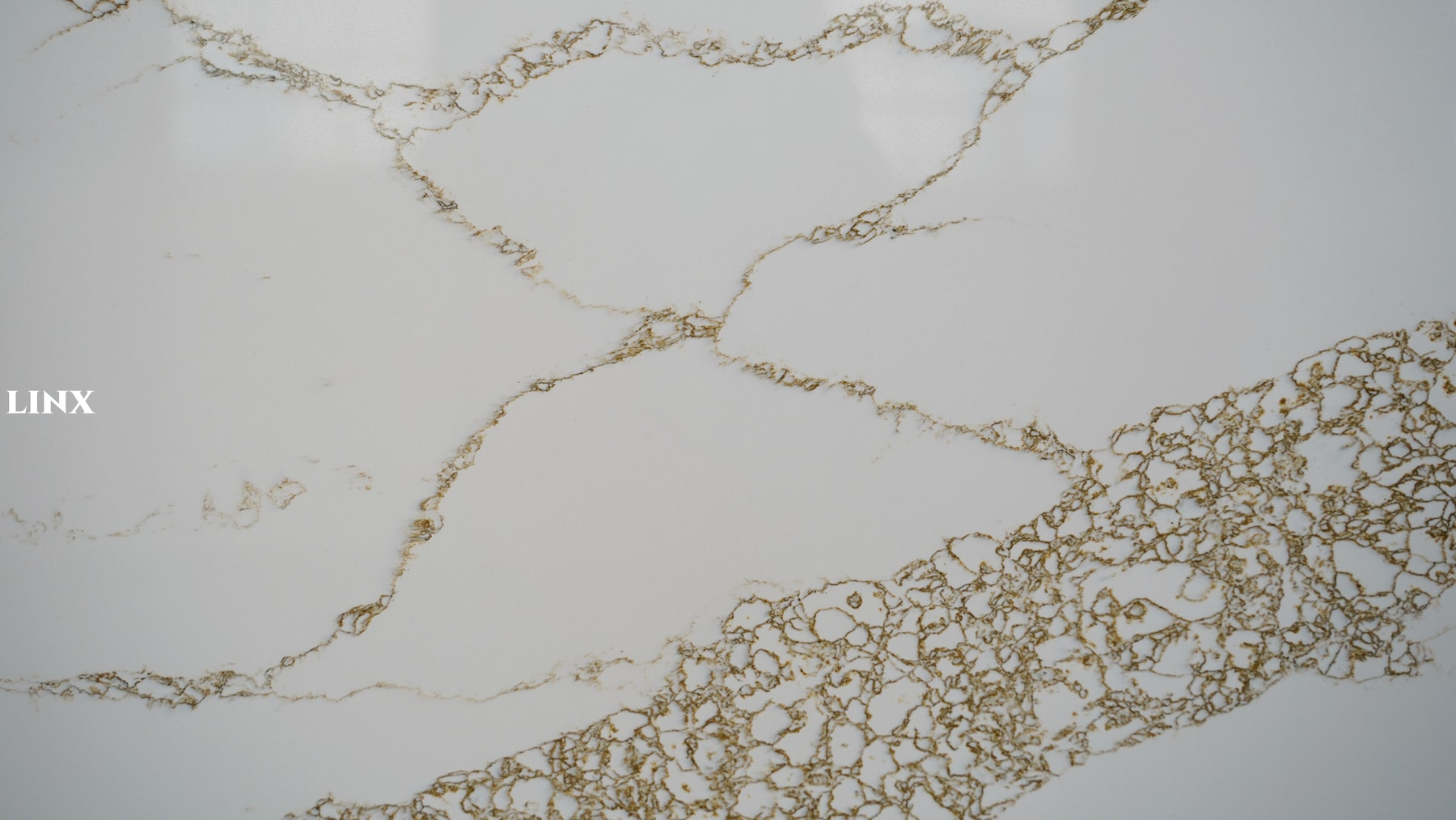 LX102 CALACATTA WHITE QUARTZ STONE CLOSE UP 3 LINX SURFACES