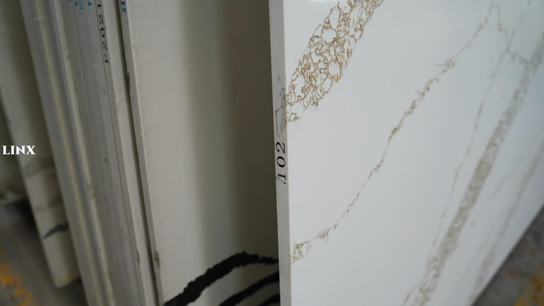 LX102 CALACATTA WHITE QUARTZ STONE CLOSE UP 5 LINX SURFACES