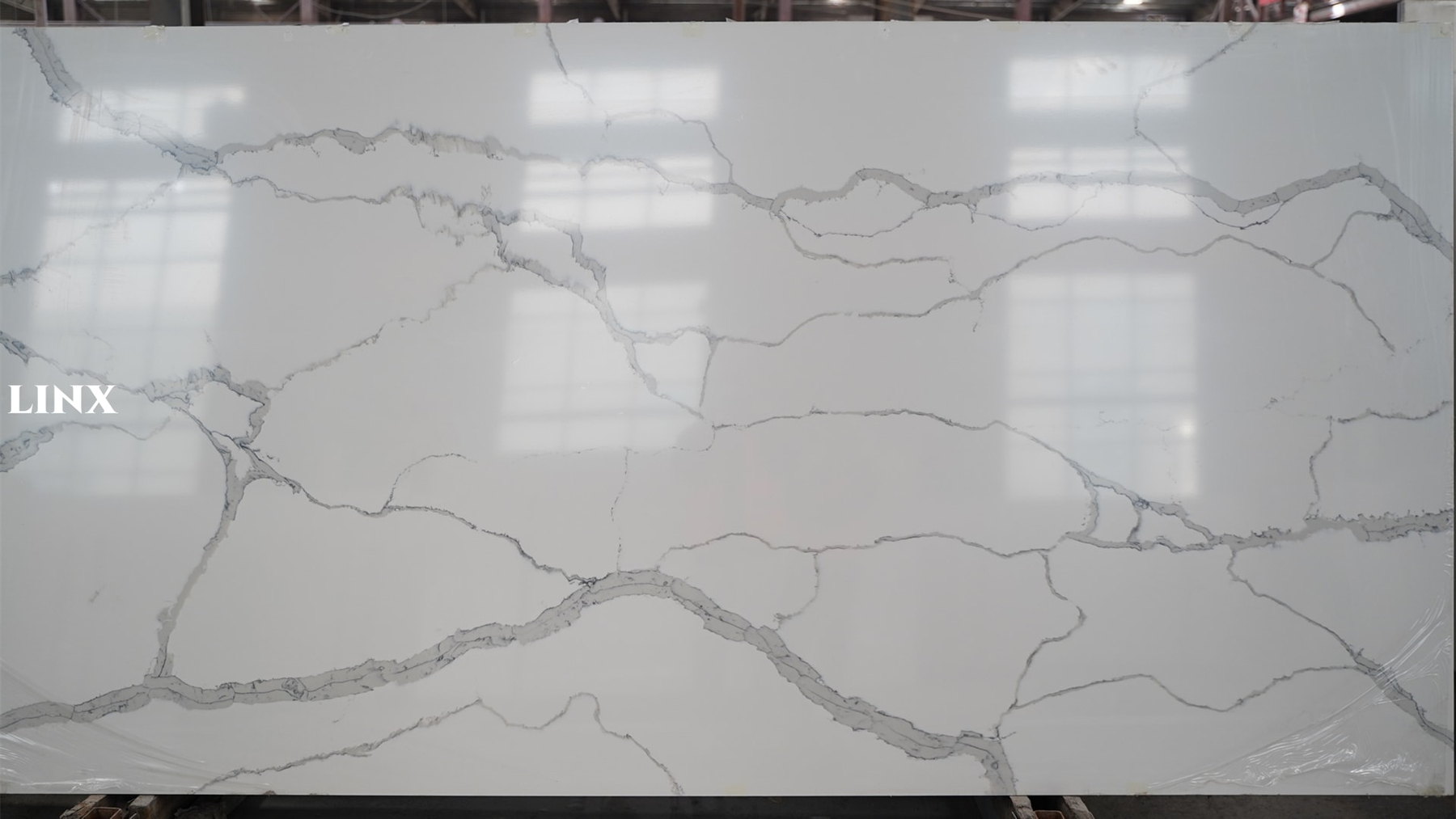 LX1020 CALACATTA WHITE QUARTZ STONE CLOSE UP 1 LINX SURFACES