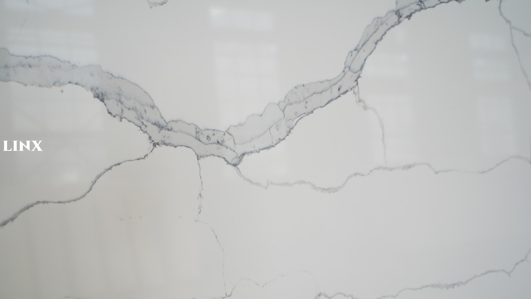 LX1020 CALACATTA WHITE QUARTZ STONE CLOSE UP 2 LINX SURFACES