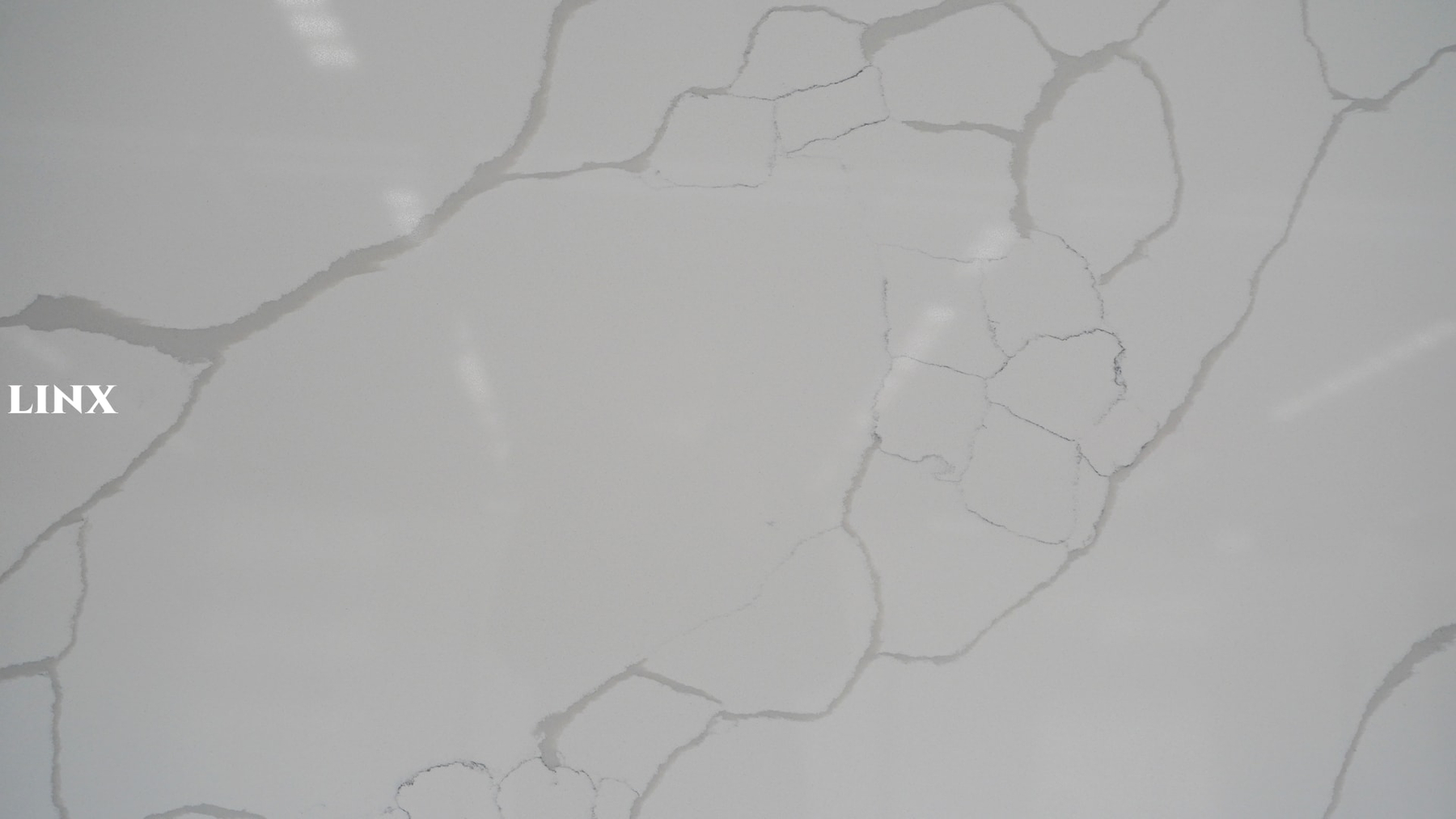 LX1025 CALACATTA WHITE QUARTZ STONE CLOSE UP 2 LINX SURFACES