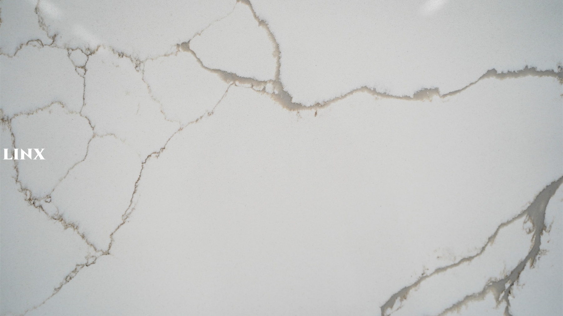 LX1103 CALACATTA GOLD QUARTZ STONE CLOSE UP 2 LINX SURFACES