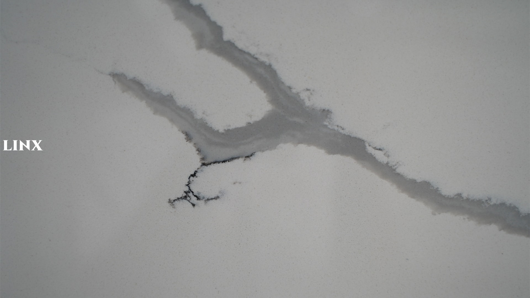 LX1208 CALACATTA WHITE QUARTZ STONE CLOSE UP 2 LINX SURFACES