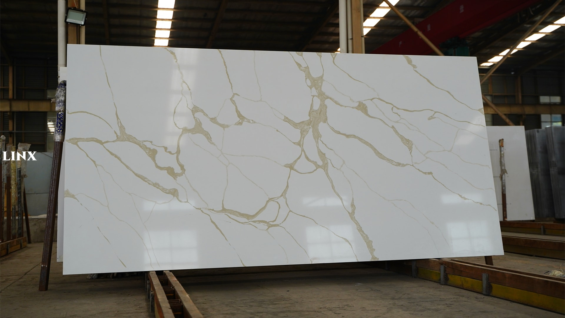 LX1267 CALACATTA GOLD QUARTZ STONE 1 LINX SURFACES