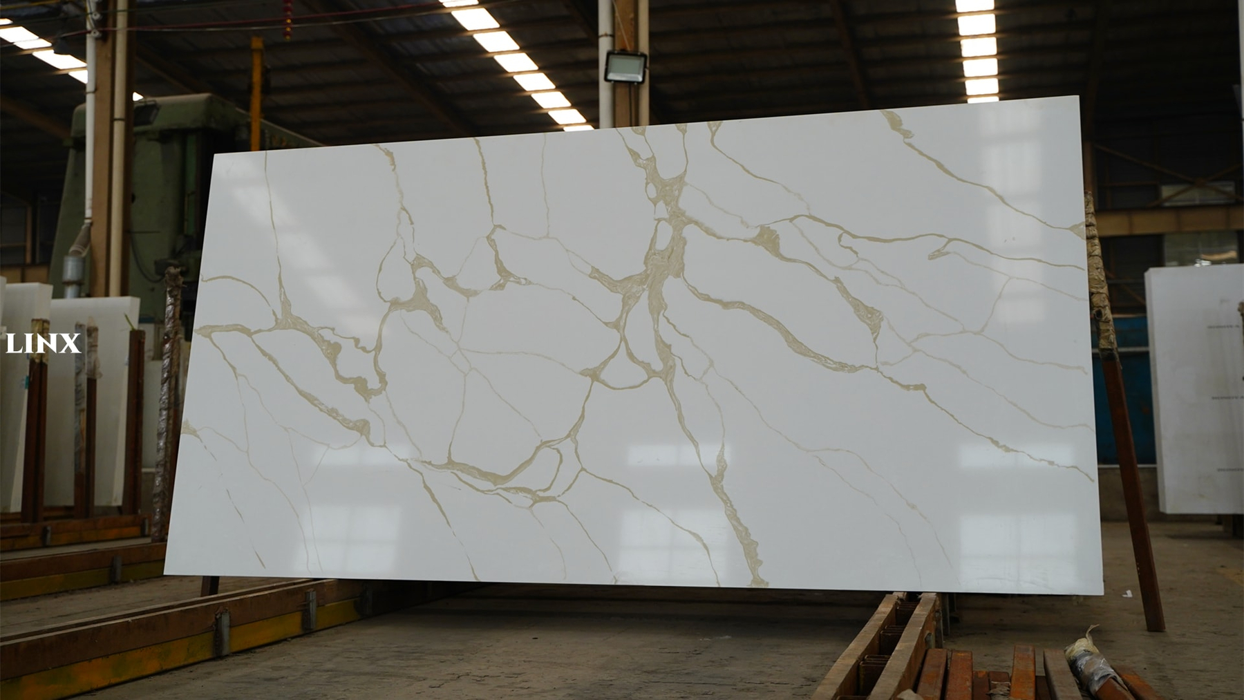 LX1267 CALACATTA GOLD QUARTZ STONE 2 LINX SURFACES