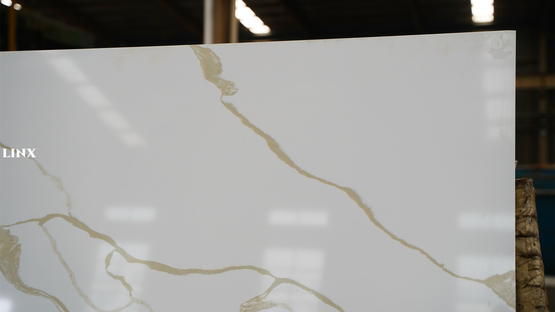 LX1267 CALACATTA GOLD QUARTZ STONE CLOSE UP 4 LINX SURFACES