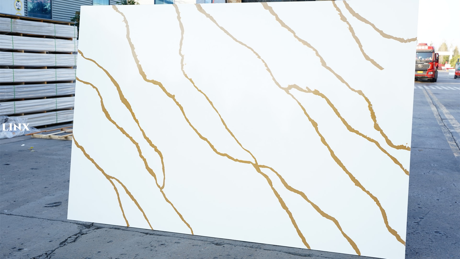 LX1276 CALACATTA GOLD QUARTZ STONE 2 LINX SURFACES
