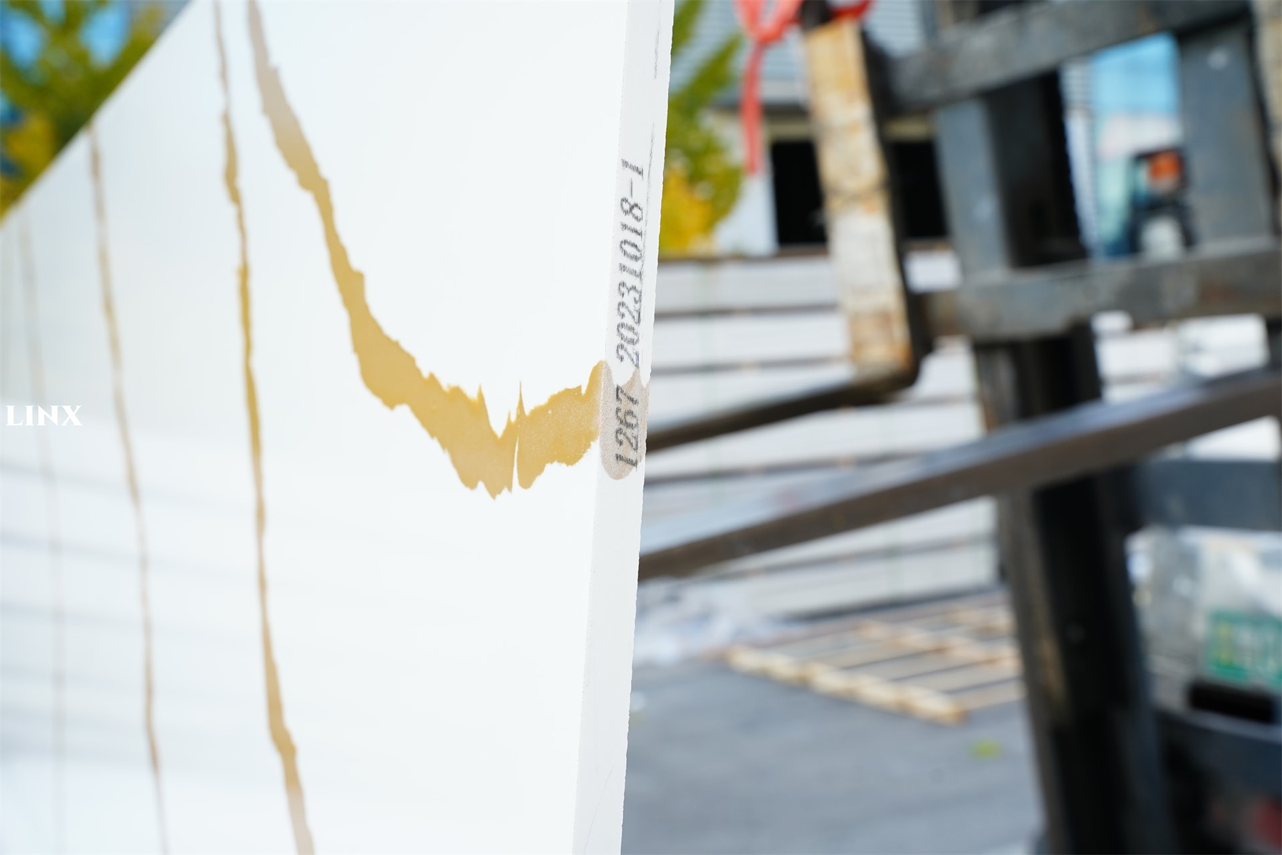 LX1276 CALACATTA GOLD QUARTZ STONE CLOSE UP 6 LINX SURFACES