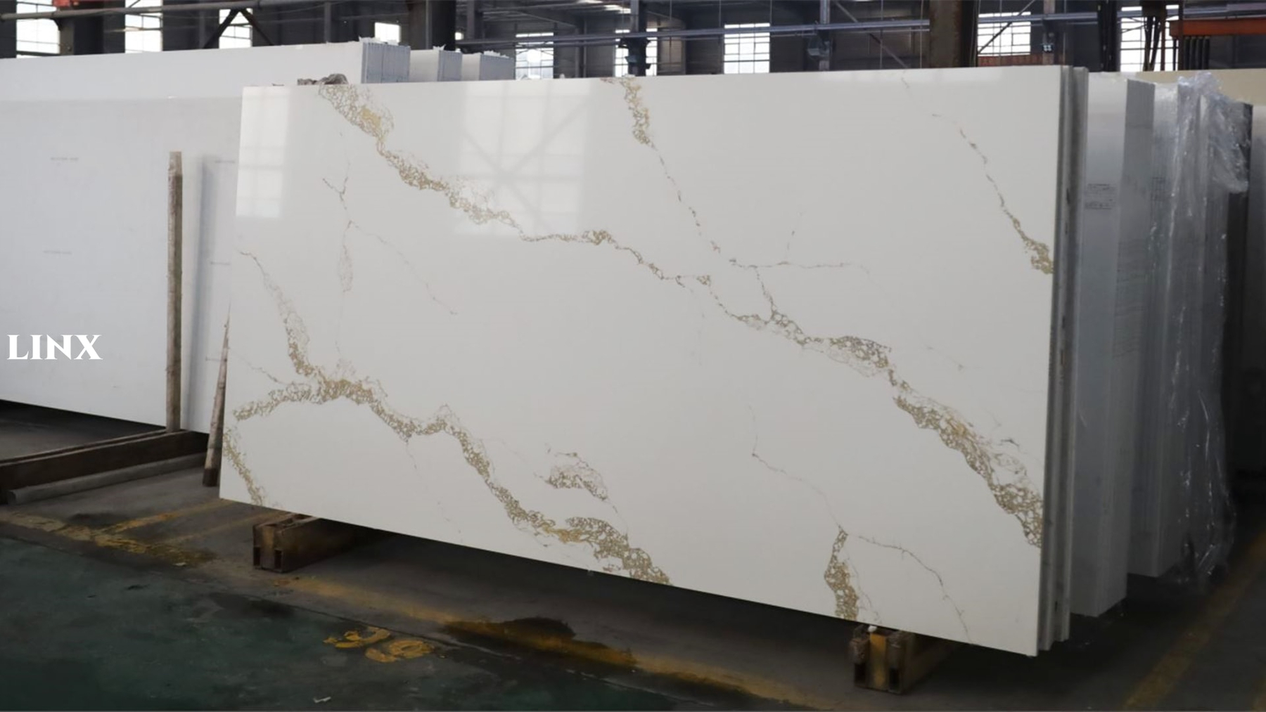 LX13016 CALACATTA GOLD QUARTZ STONE 2 LINX SURFACES