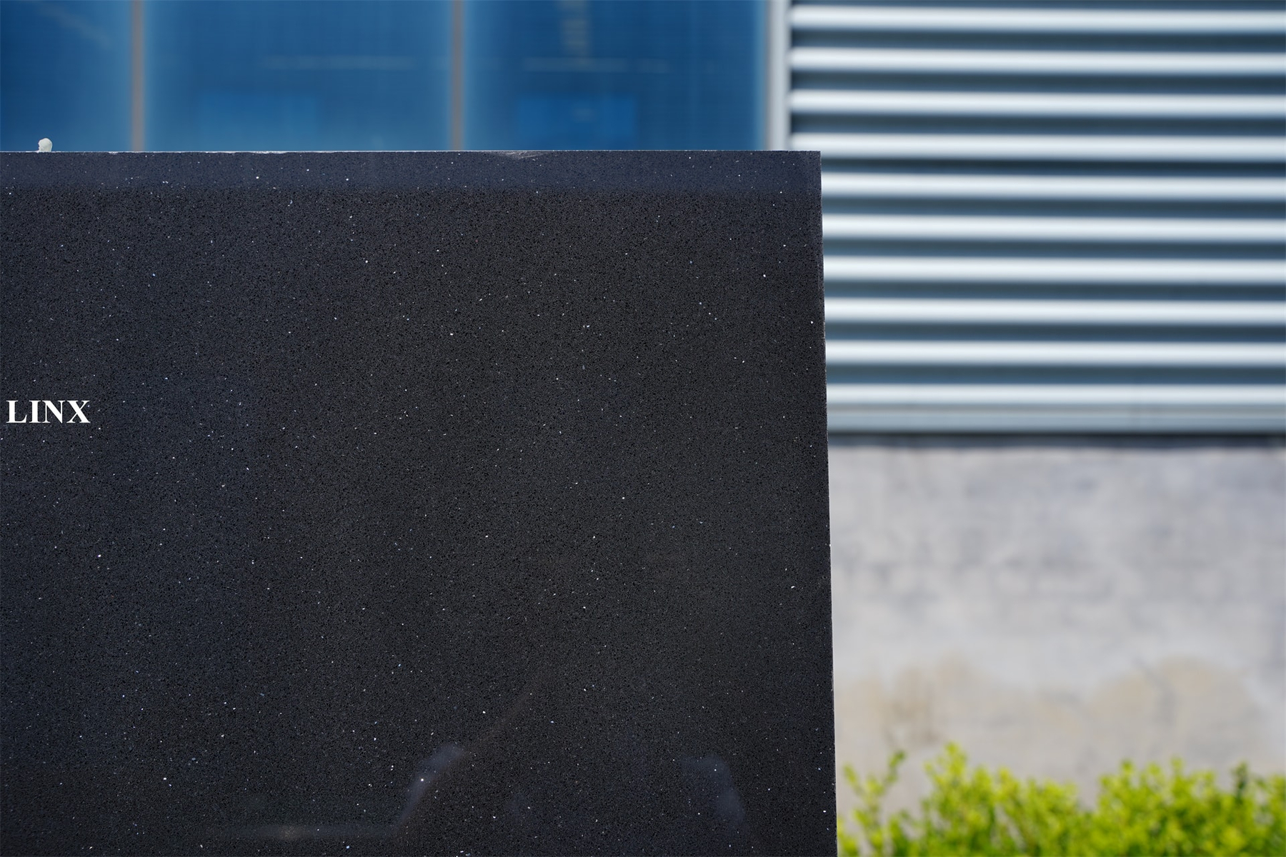 LX1315 SKY BLACK QUARTZ STONE CLOSE UP 4 LINX SURFACES Sintered Stone