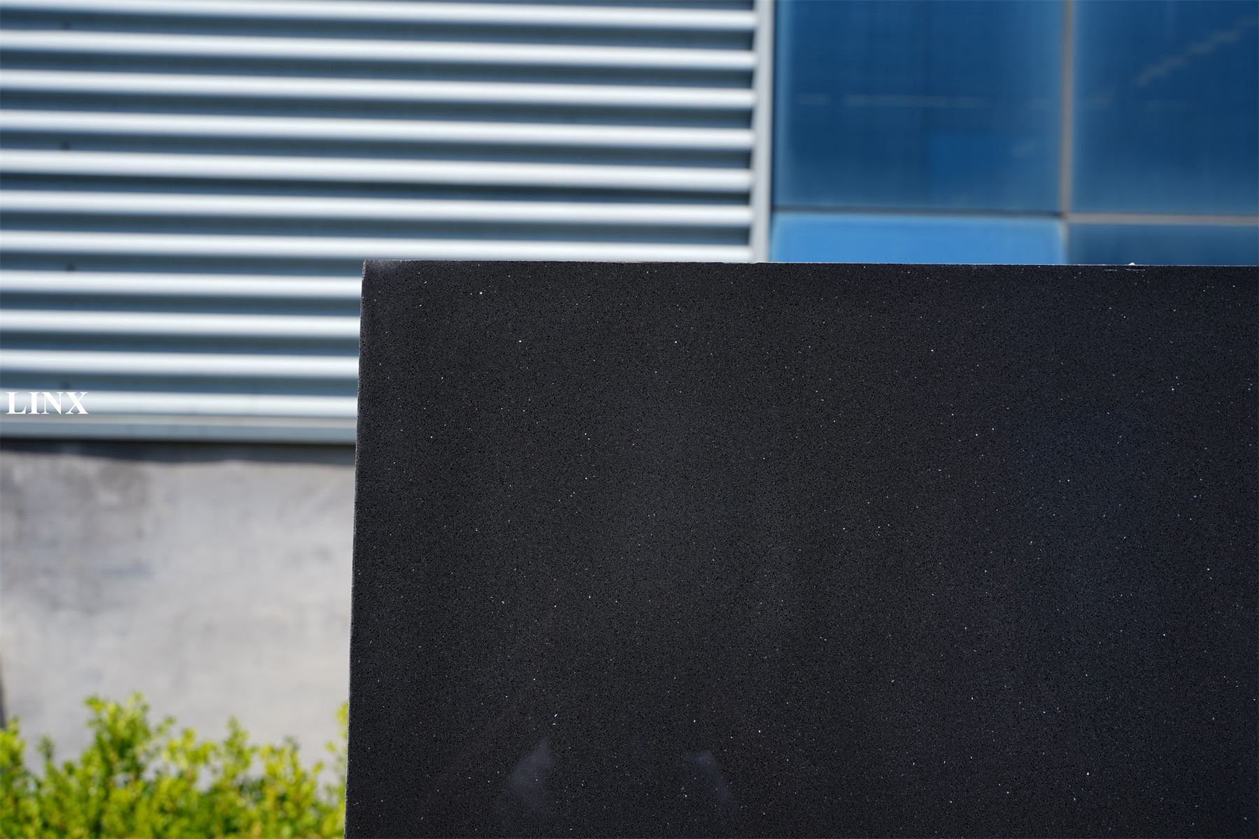 LX1315 SKY BLACK QUARTZ STONE CLOSE UP 5 LINX SURFACES Sintered Stone