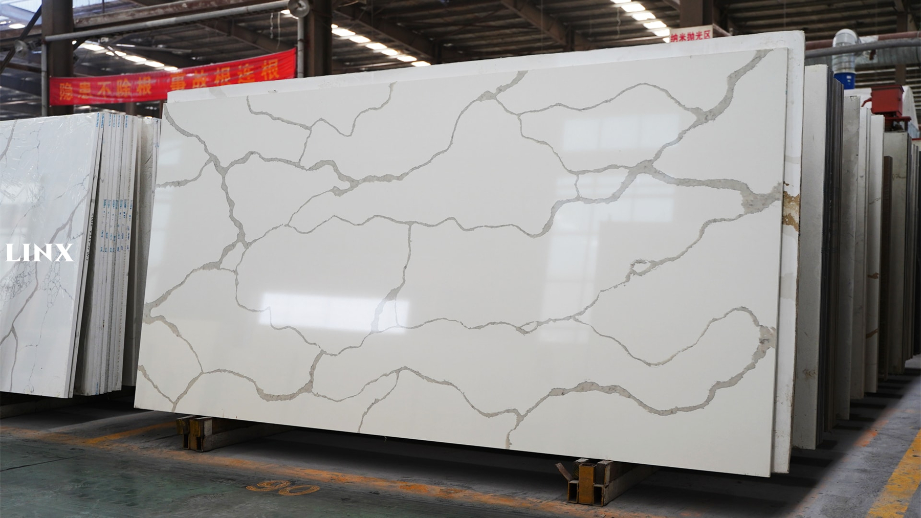 LX1399 CALACATTA WHITE QUARTZ STONE 2 LINX SURFACES