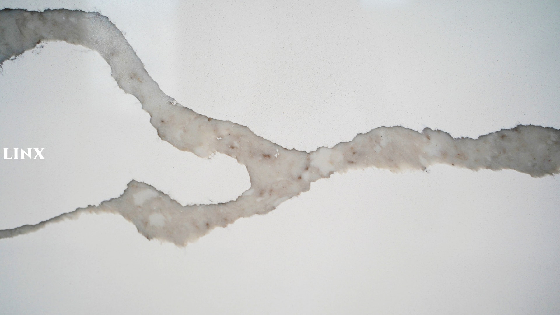 LX1399 CALACATTA WHITE QUARTZ STONE CLOSE UP 2 LINX SURFACES