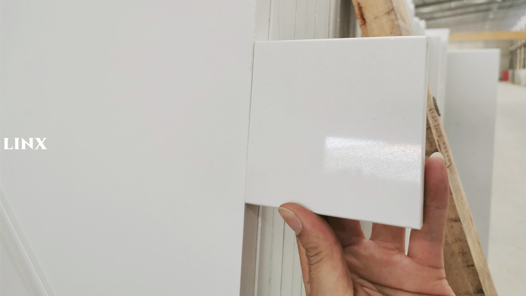 LX1600 SUPER WHITE QUARTZ STONE CLOSE UP 1 LINX SURFACES