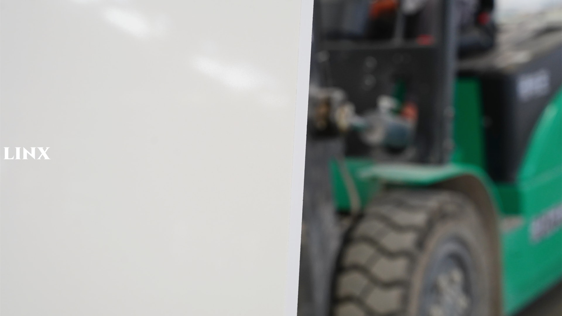 LX1600 SUPER WHITE QUARTZ STONE CLOSE UP 3 LINX SURFACES