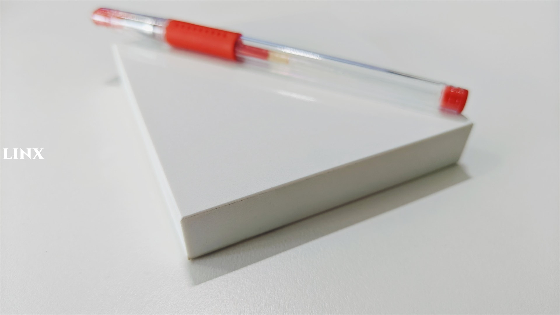 LX1600 SUPER WHITE QUARTZ STONE SAMPLE 2 - LINX SURFACES