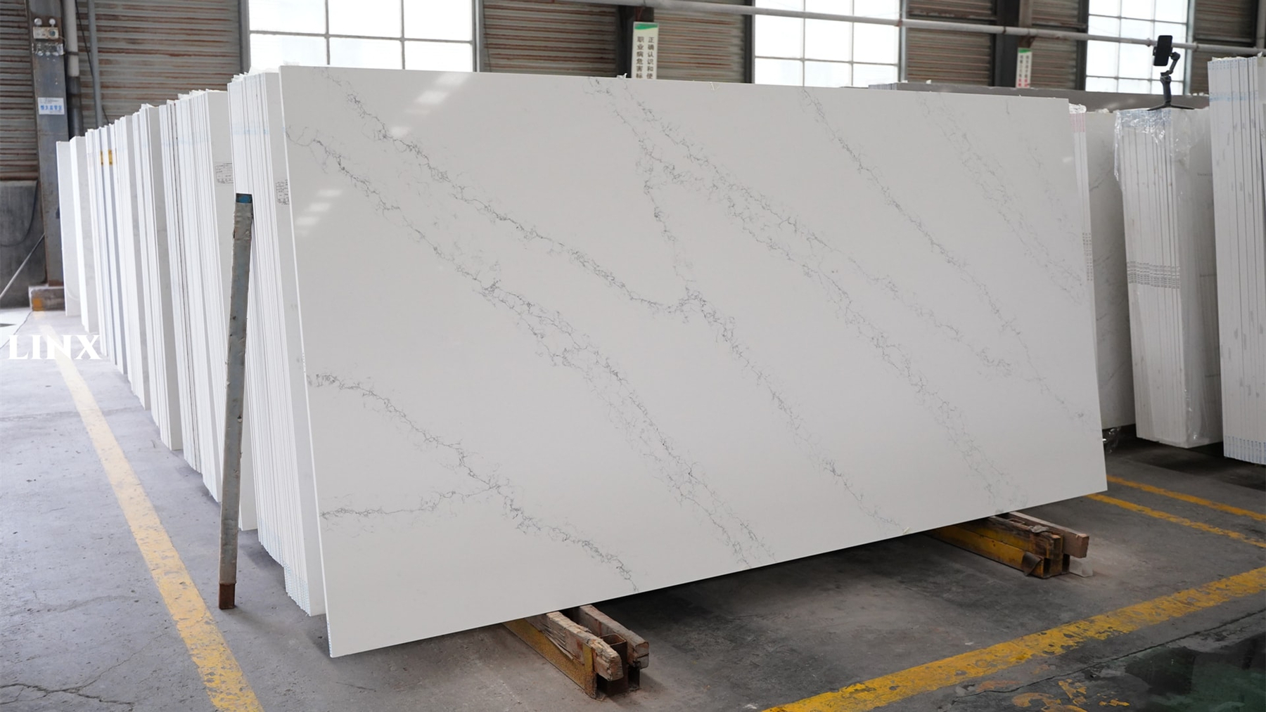 LX1700 CALACATTA WHITE QUARTZ STONE 1 LINX SURFACES