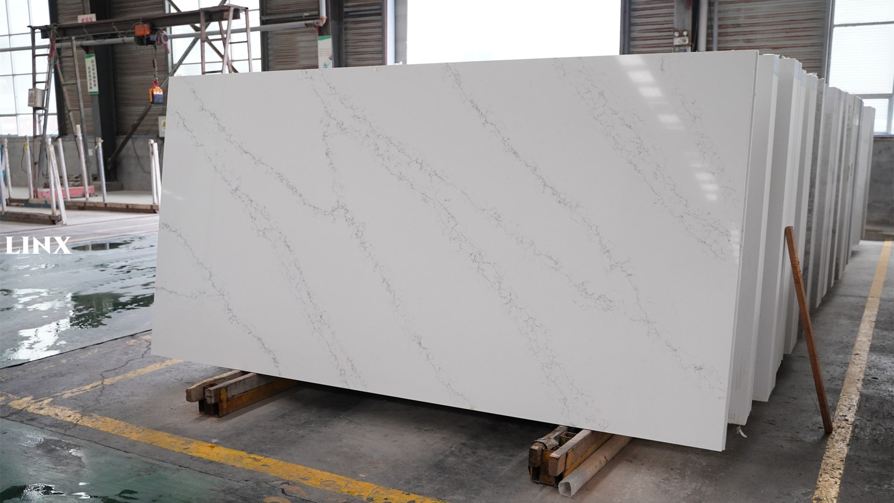 LX1700 CALACATTA WHITE QUARTZ STONE 2 LINX SURFACES