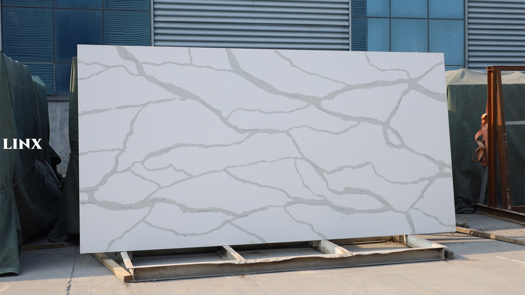 LX1801 CALACATTA WHITE QUARTZ STONE 1 LINX SURFACES
