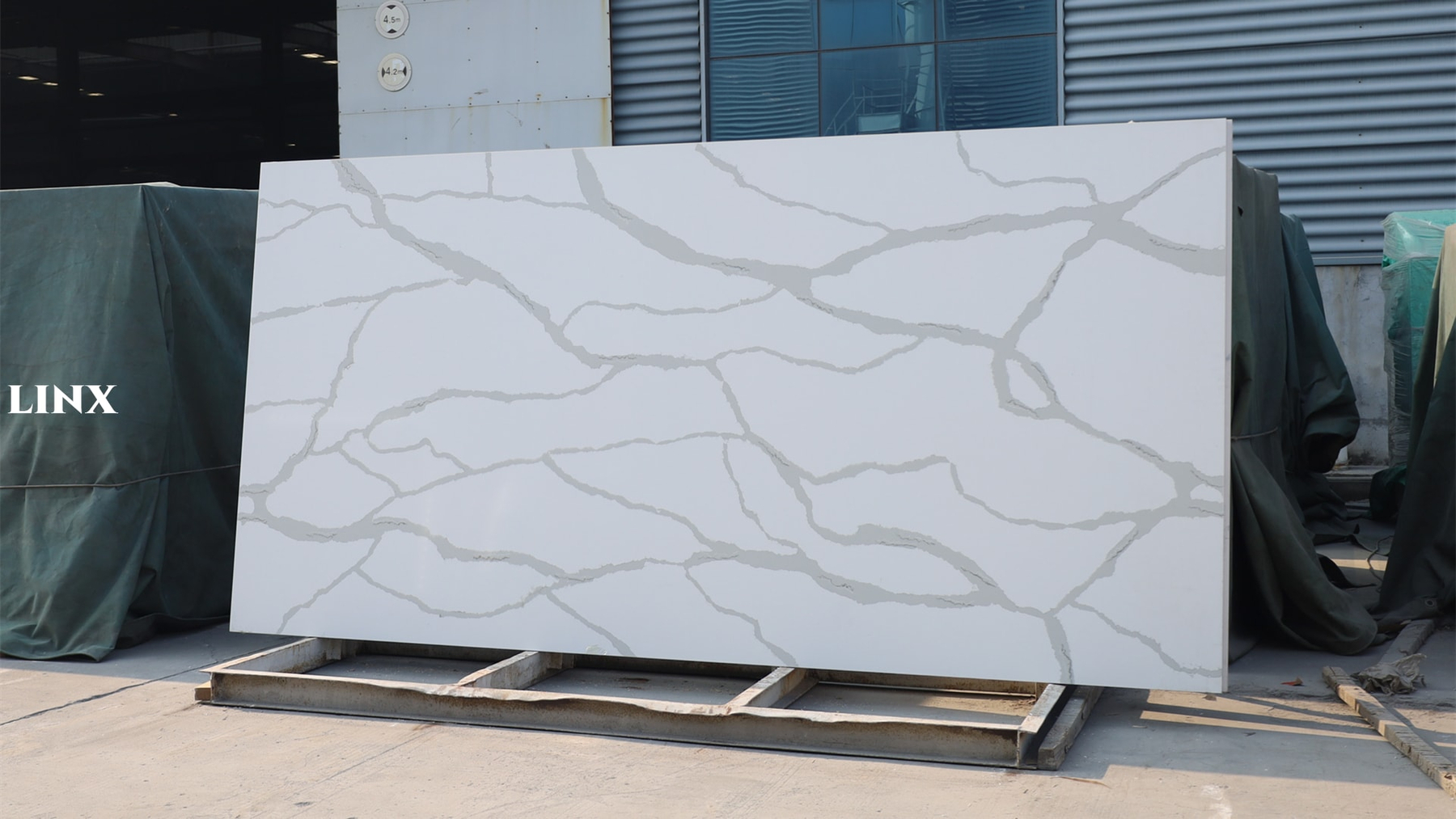 LX1801 CALACATTA WHITE QUARTZ STONE 2 LINX SURFACES