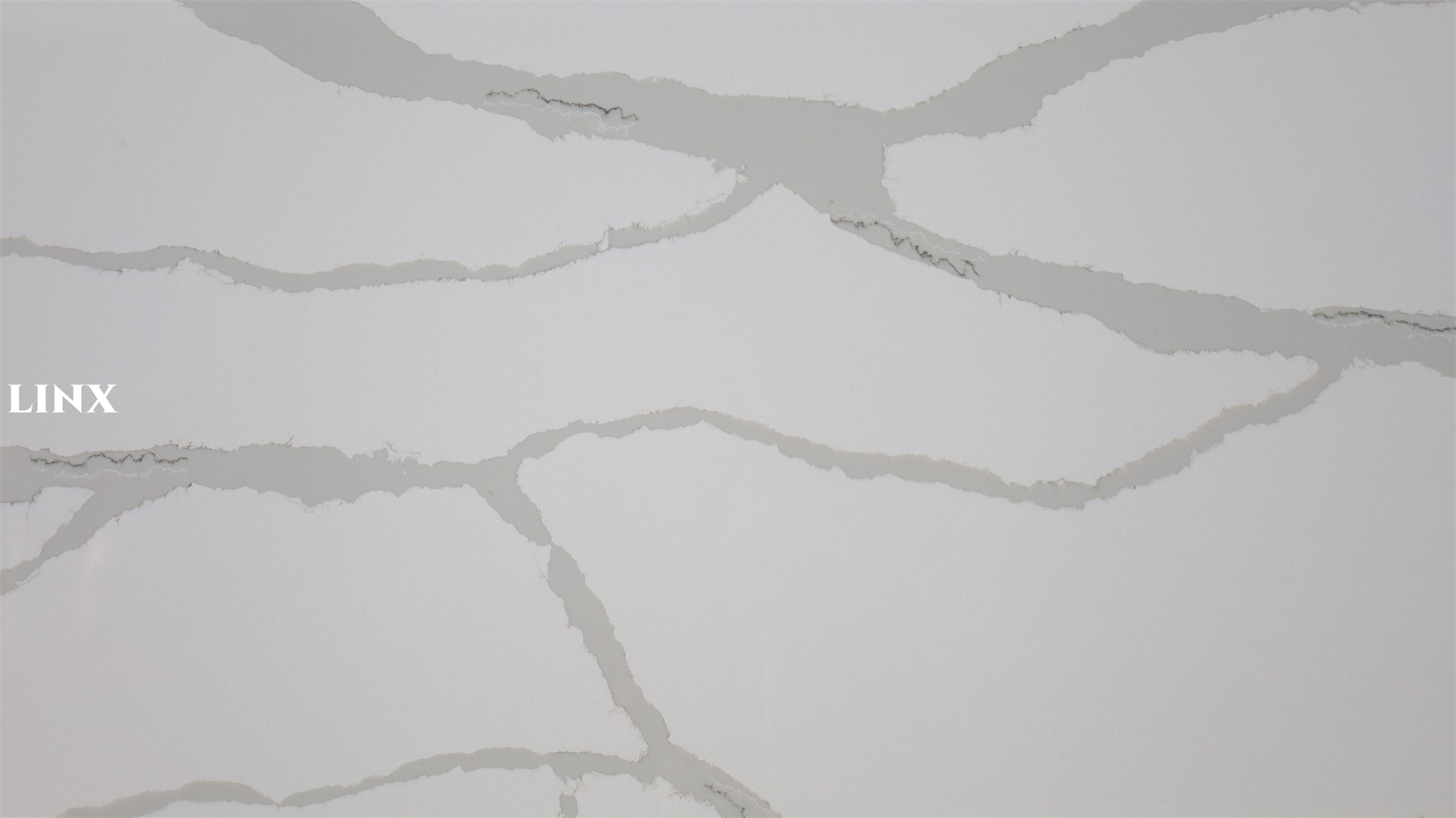 LX1801 CALACATTA WHITE QUARTZ STONE CLOSE UP 1 LINX SURFACES