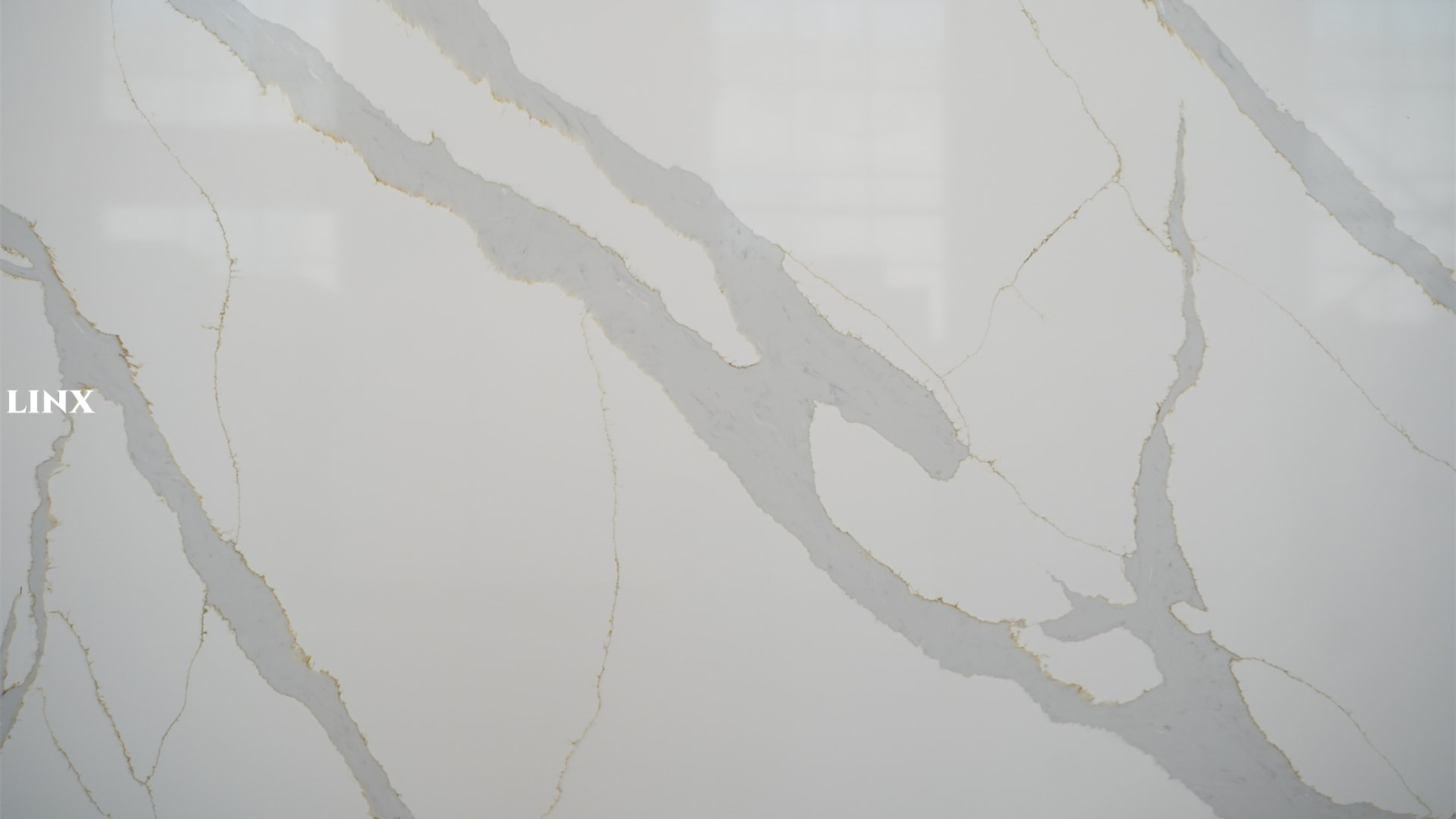 LX1907 CALACATTA WHITE QUARTZ STONE CLOSE UP 1 LINX SURFACES