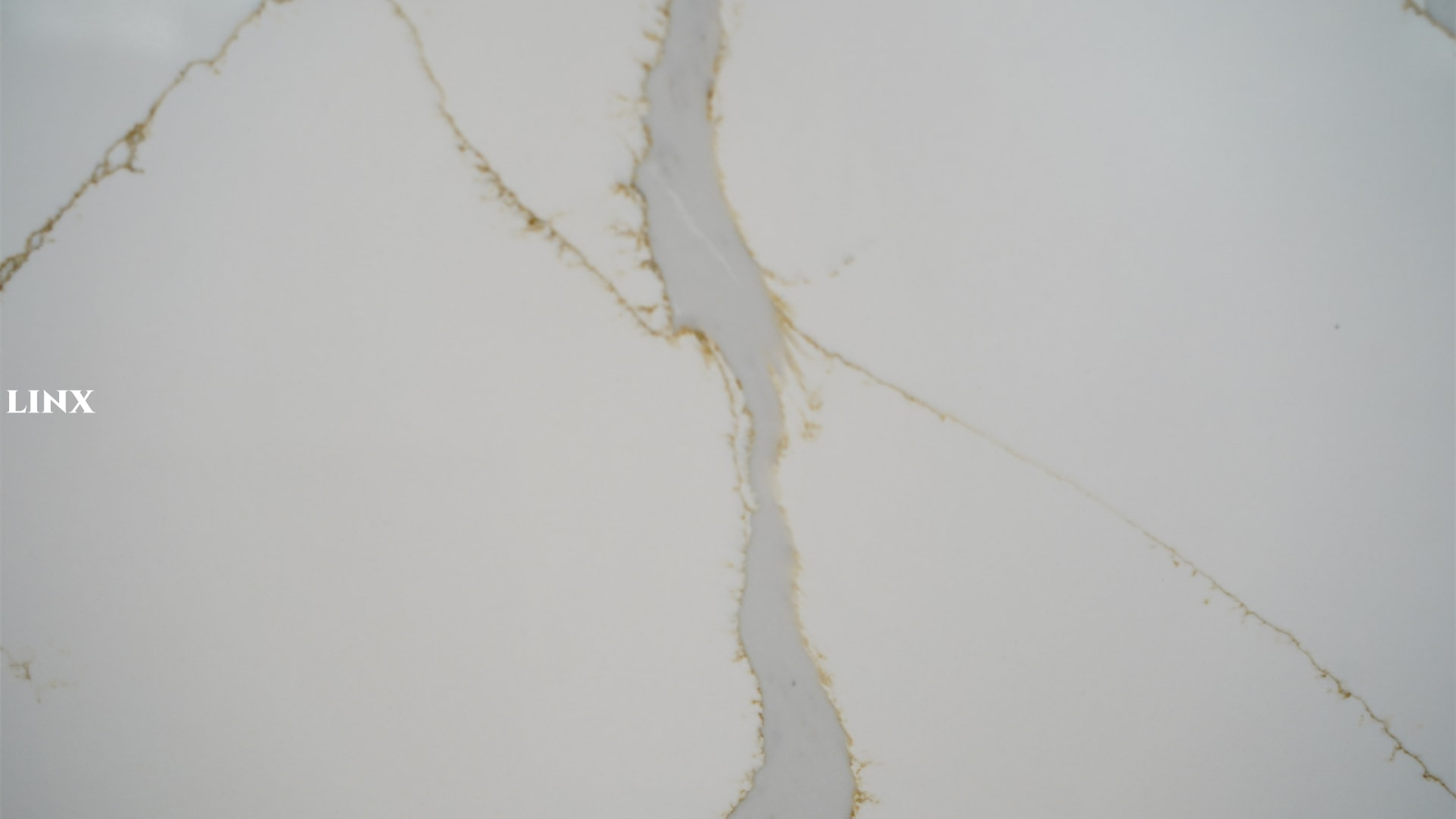 LX1907 CALACATTA WHITE QUARTZ STONE CLOSE UP 3 LINX SURFACES