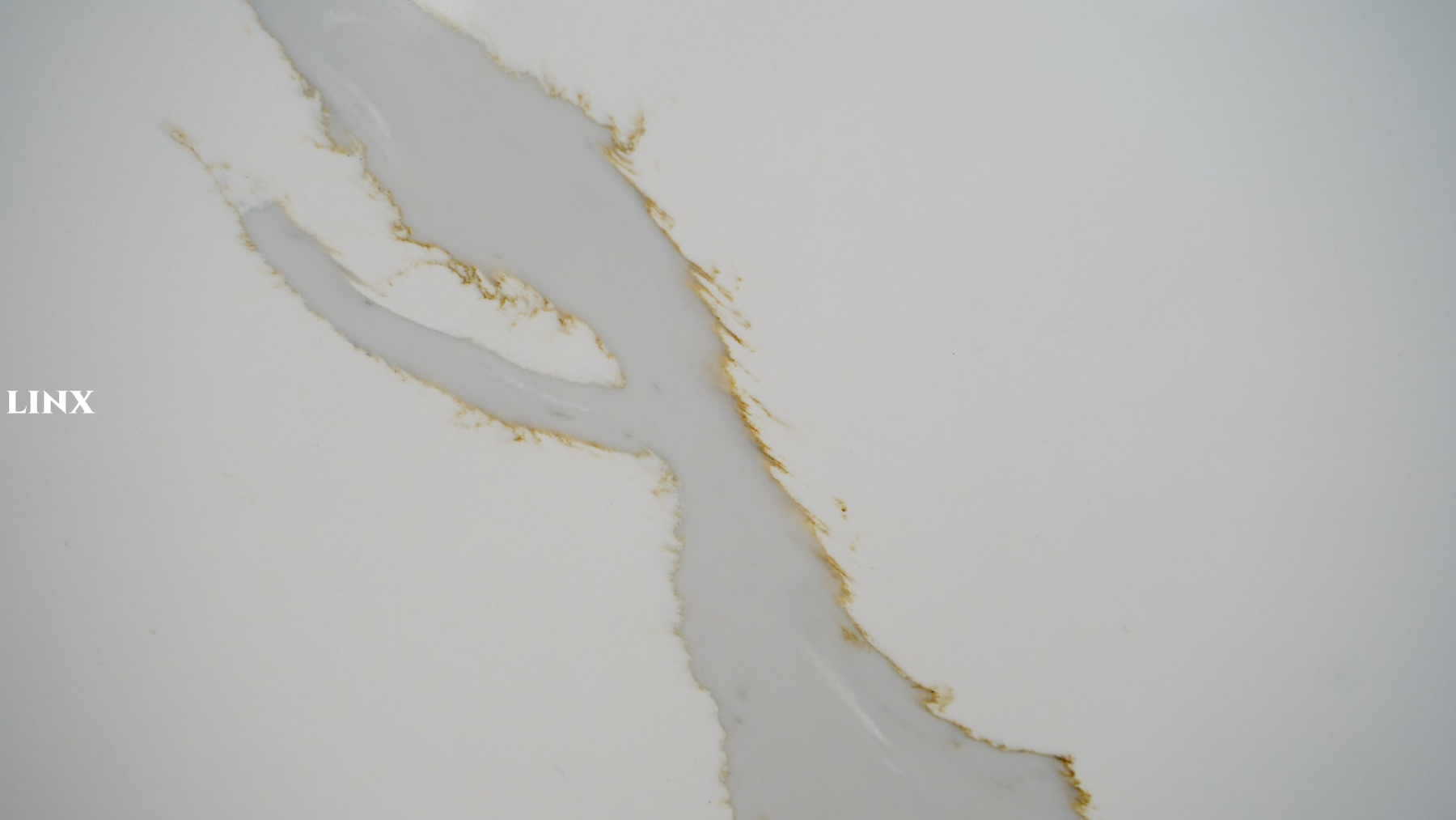 LX1907 CALACATTA WHITE QUARTZ STONE CLOSE UP 4 LINX SURFACES