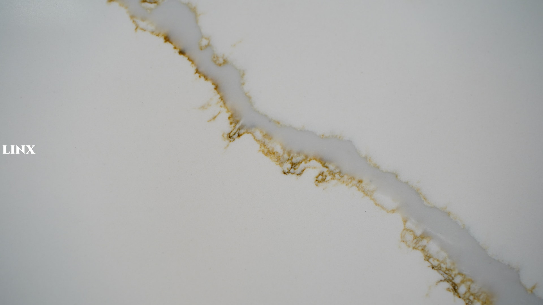 LX1907 CALACATTA WHITE QUARTZ STONE CLOSE UP 5 LINX SURFACES