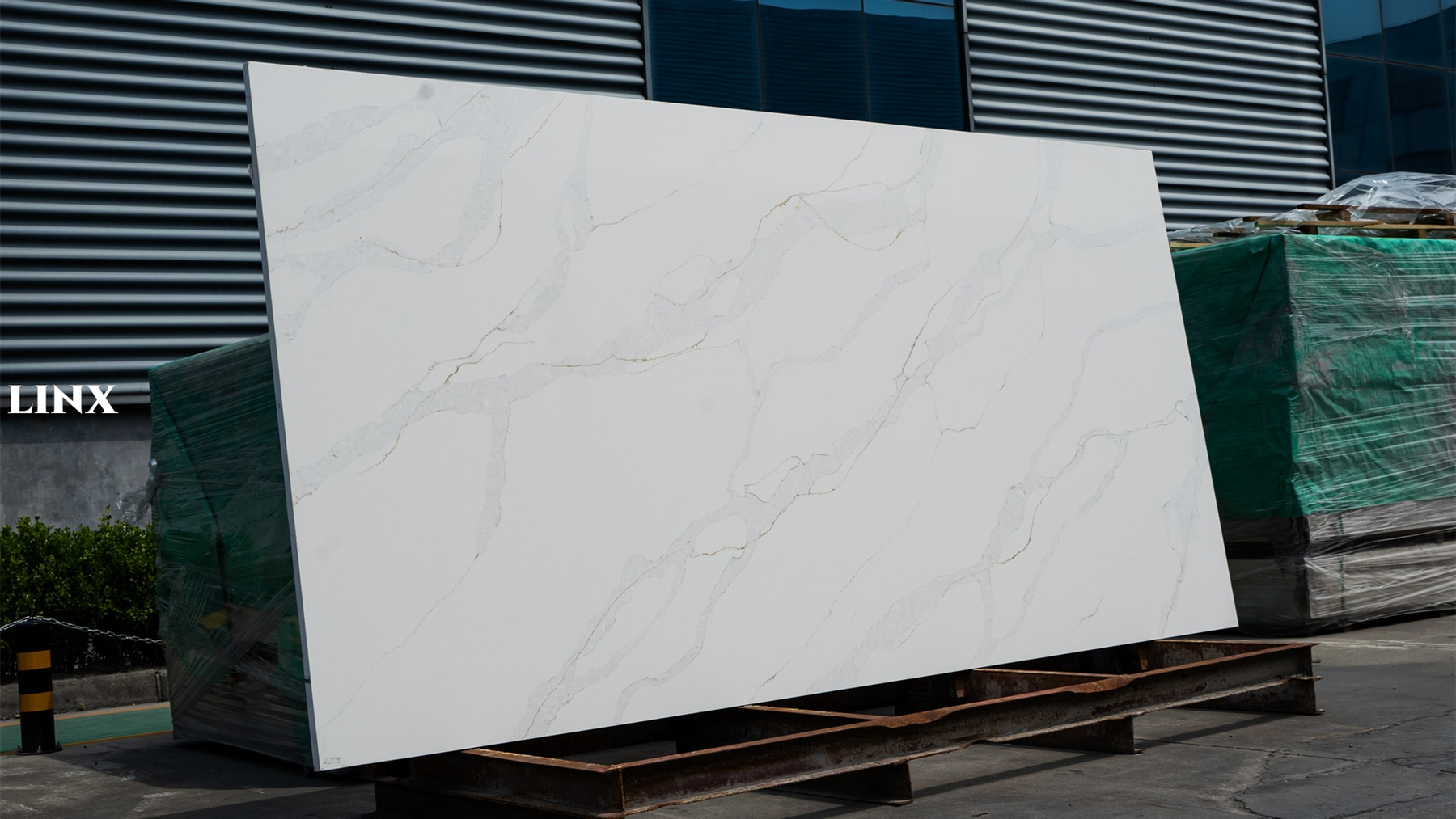 LX3017 CALACATTA GOLD QUARTZ STONE 1 LINX SURFACES