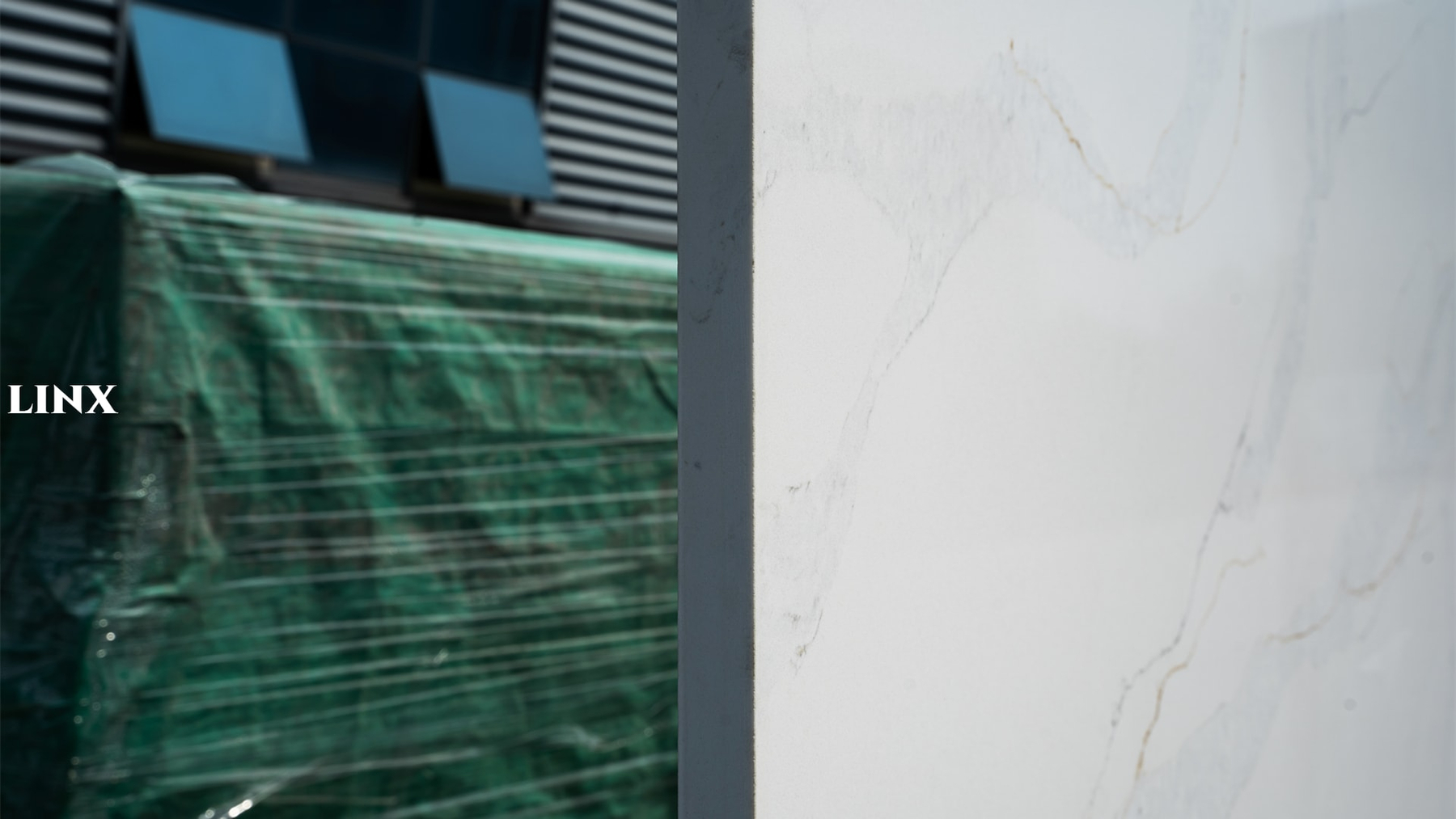 LX3017 CALACATTA GOLD QUARTZ STONE CLOSE UP 2 LINX SURFACES