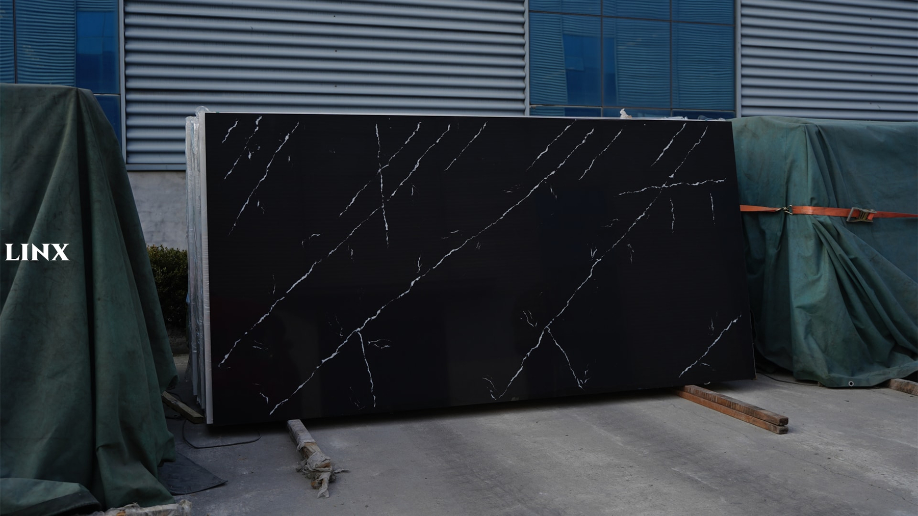 LX3042 CALACATTA BLACK QUARTZ STONE 1 LINX SURFACES