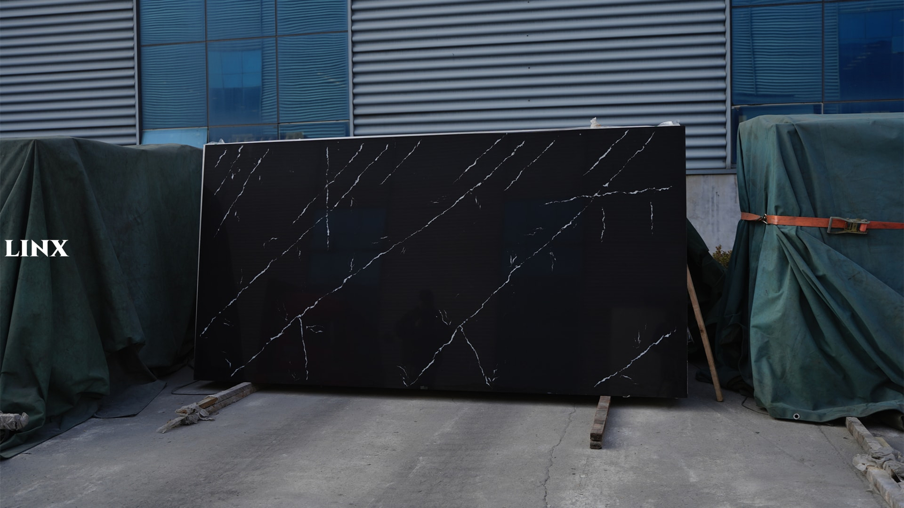 LX3042 CALACATTA BLACK QUARTZ STONE 2 LINX SURFACES