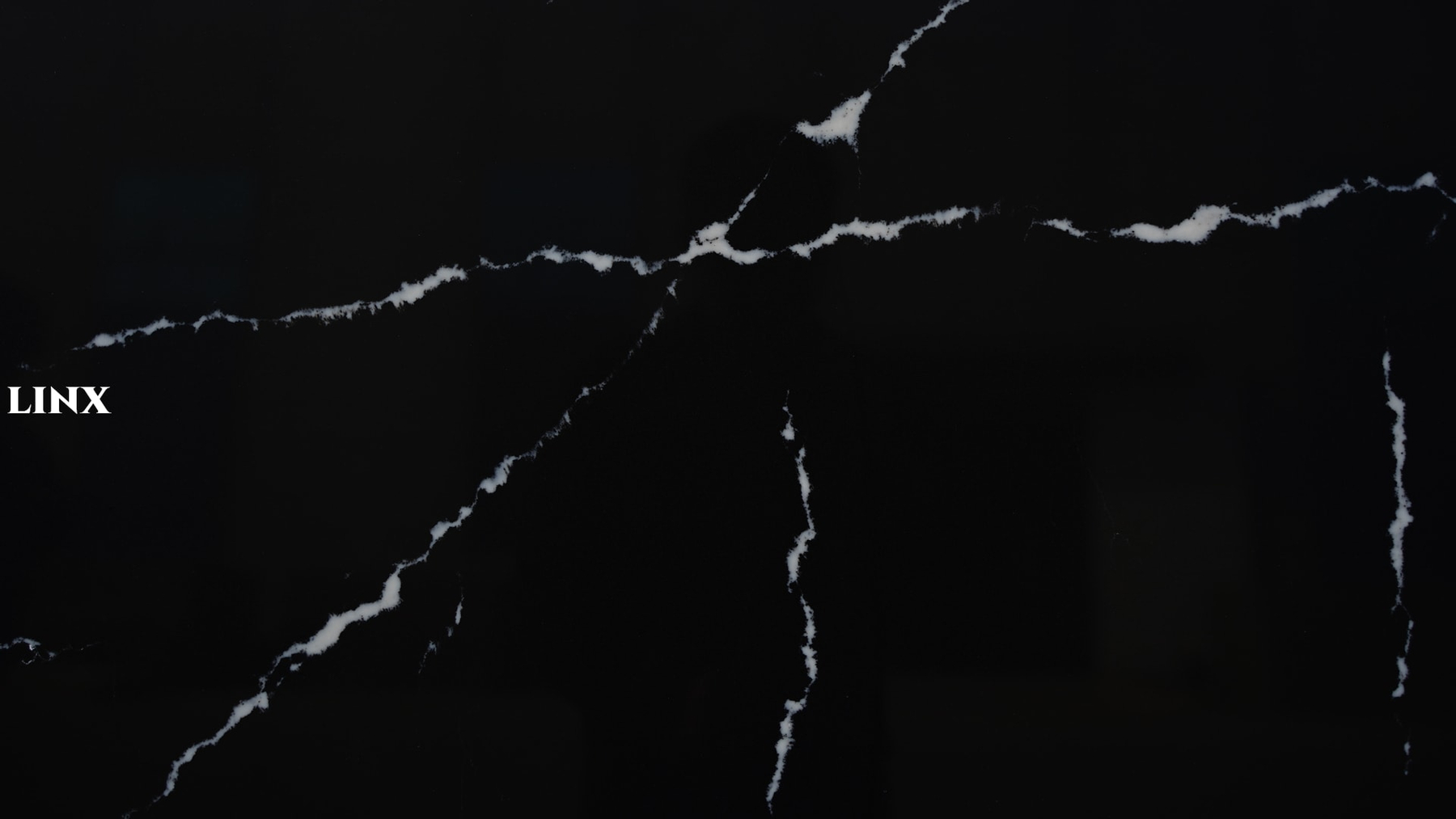 LX3042 CALACATTA BLACK QUARTZ STONE CLOSE UP 3 LINX SURFACES