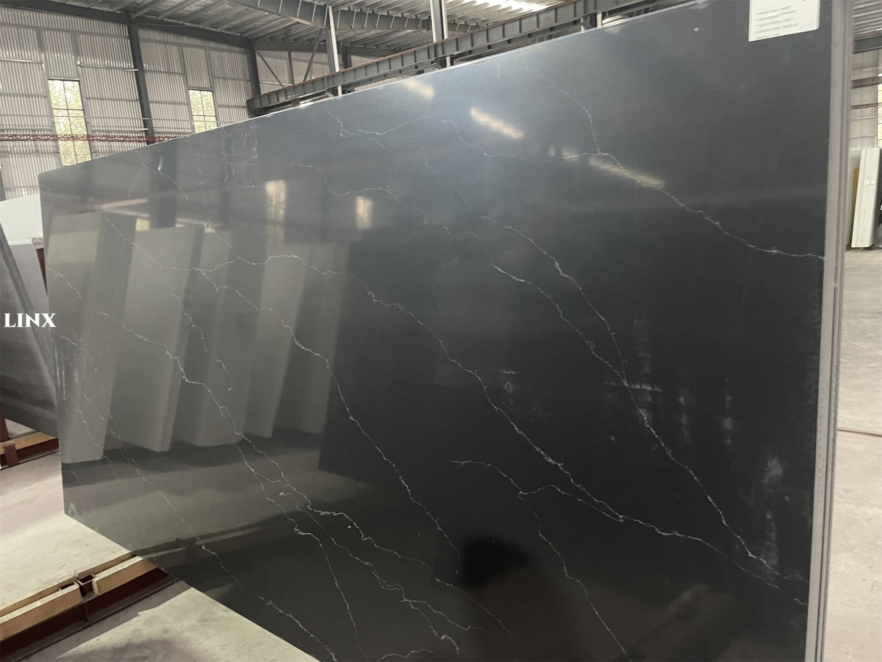 LX3515 CALACATTA BLACK QUARTZ STONE 2 LINX SURFACES