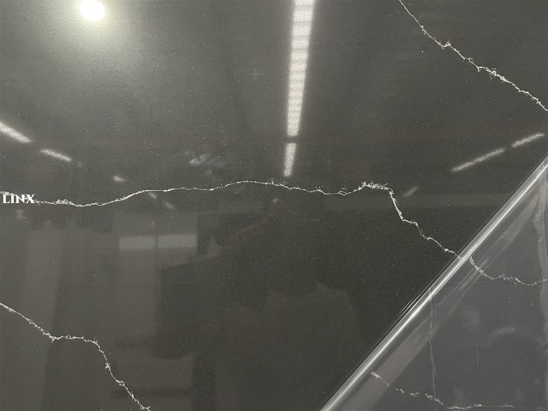 LX3515 CALACATTA BLACK QUARTZ STONE CLOSE UP LINX SURFACES