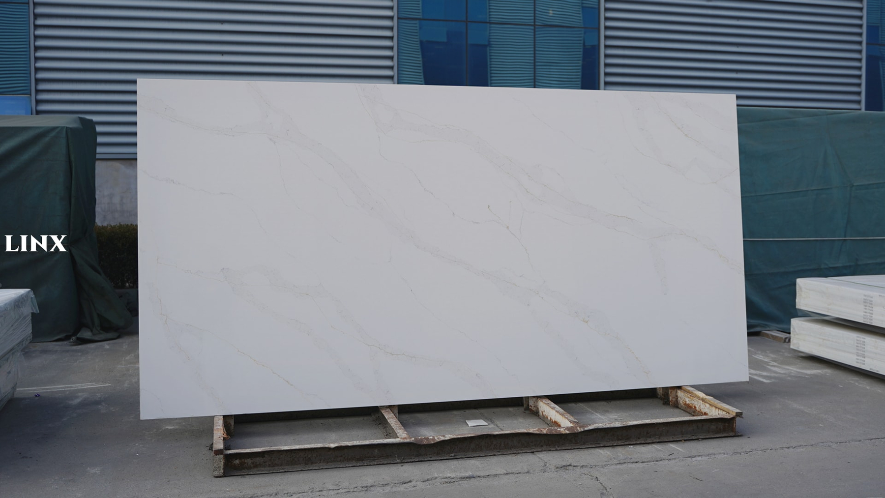 LX4098 CALACATTA WHITE QUARTZ STONE 1 LINX SURFACES