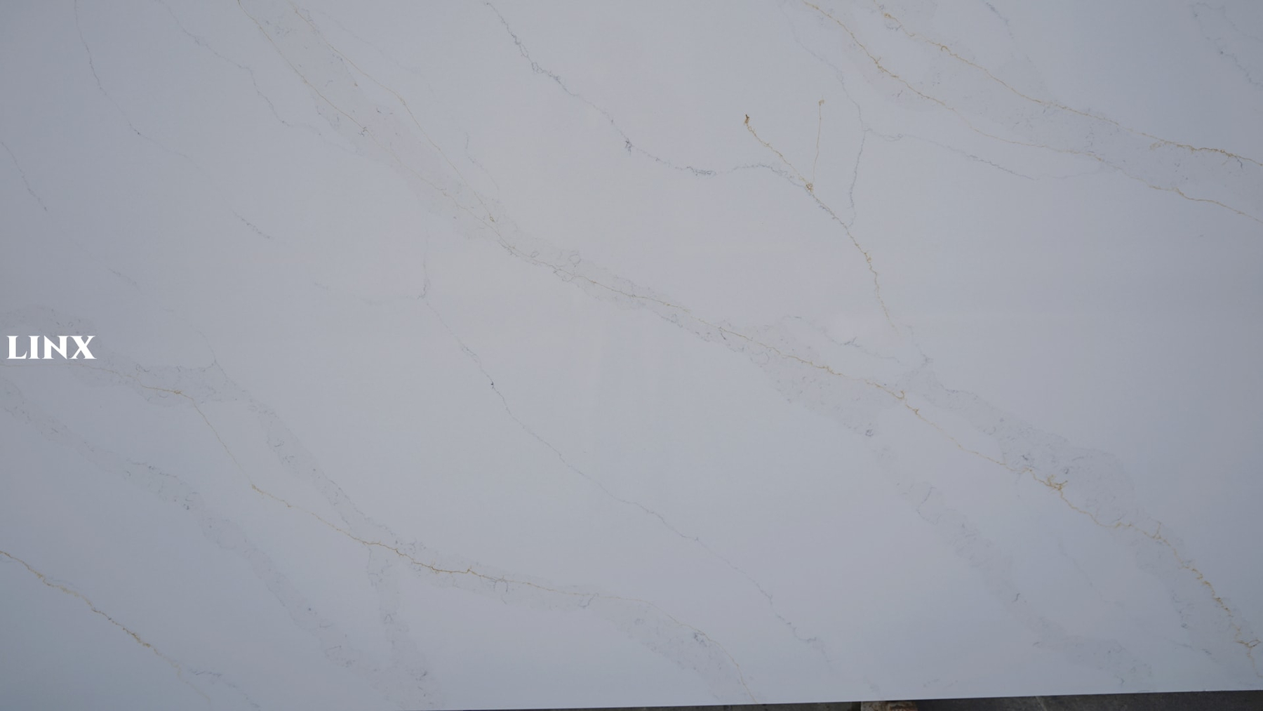 LX4098 CALACATTA WHITE QUARTZ STONE CLOSE UP 1 LINX SURFACES
